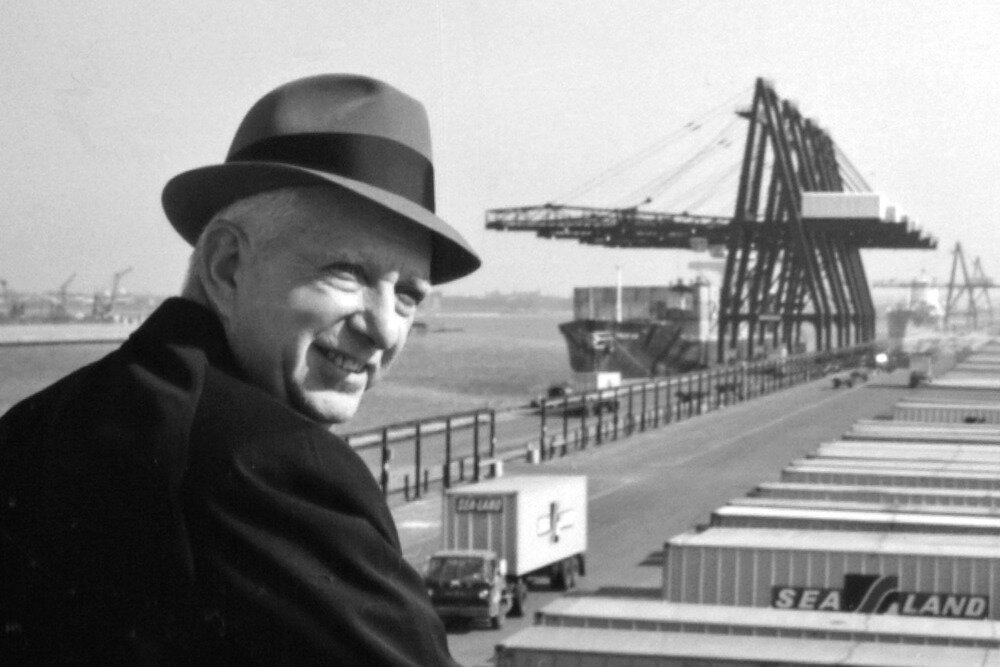 Американский бизнесмен, изобретатель современного интермодального транспортного контейнера.Его разработка произвела революцию в транспорте и международной торговле.