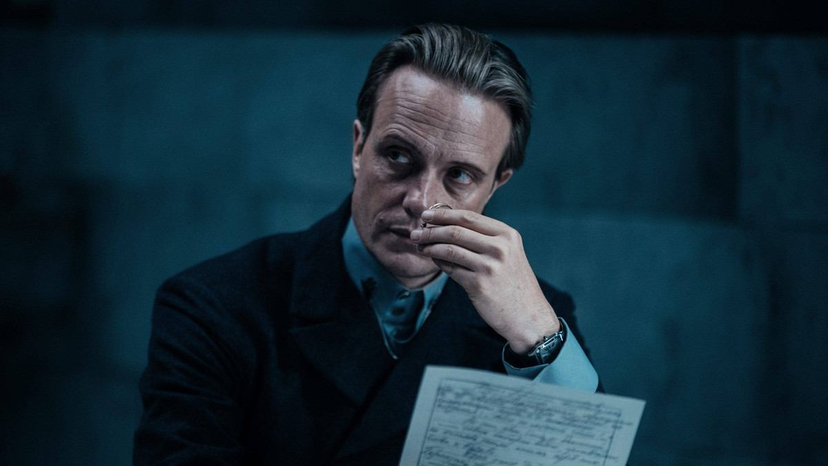 Аугуст Диль в роли Воланда в фильме «Мастер и Маргарита» (2023)