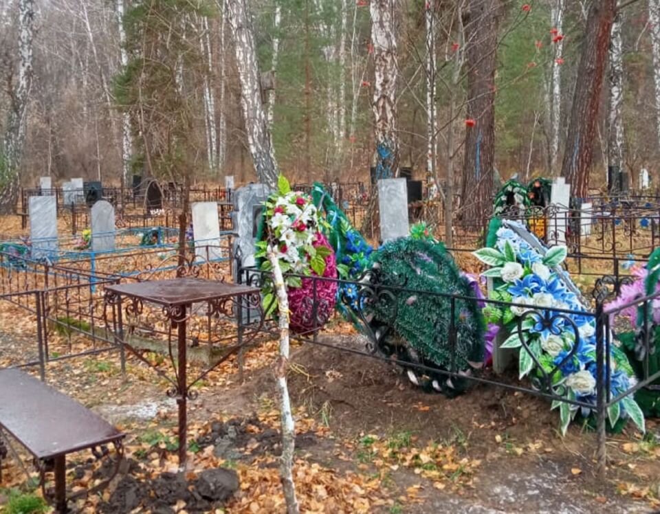 Кладбища барнаула фото В Барнауле установили мемориальный комплекс на могиле народного артиста РСФСР Де