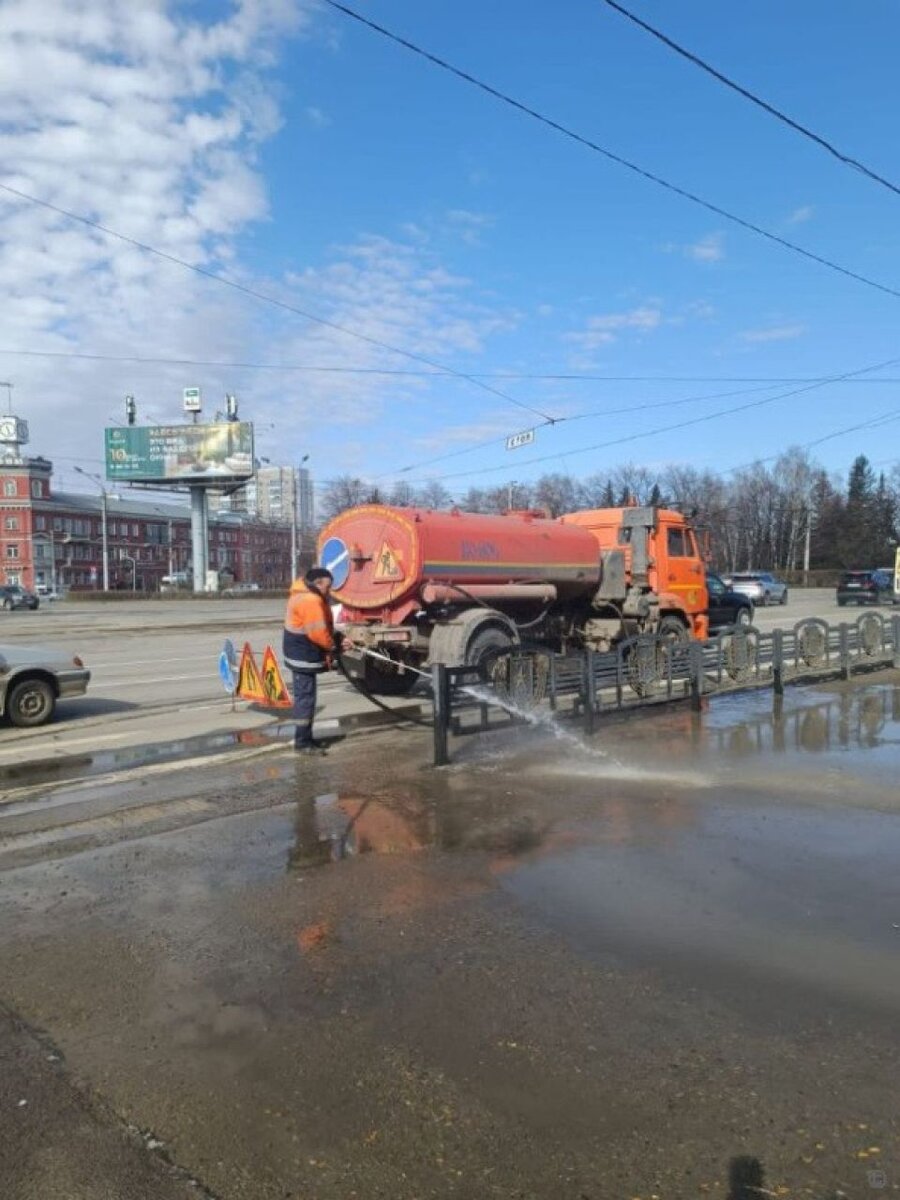 В Барнауле моют остановки и ограждения перед майскими праздниками | ТОЛК |  Дзен