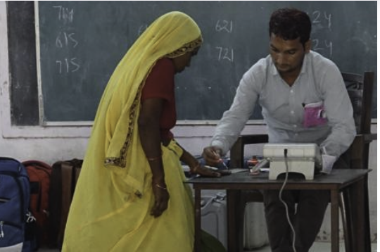 Фото Евгения Пахомова. Проголосовавшей избирательнице метят палец специальной краской. Это правило придумали для того, чтобы люди не приходили голосовать несколько раз. 