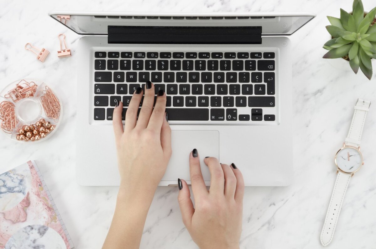    Любительницам длинных ногтей стоит взять на заметку эффективный лайфхак — это голосовой ввод, который значительно упрощает работу за компьютером.