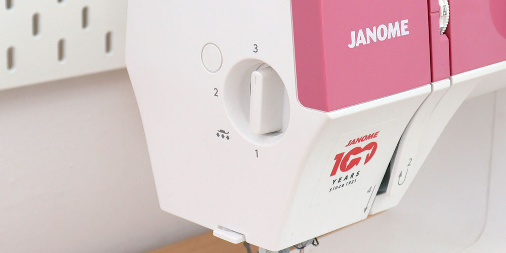 Adjusting the presser foot pressure using the Janome 1522 sewing machine as an example