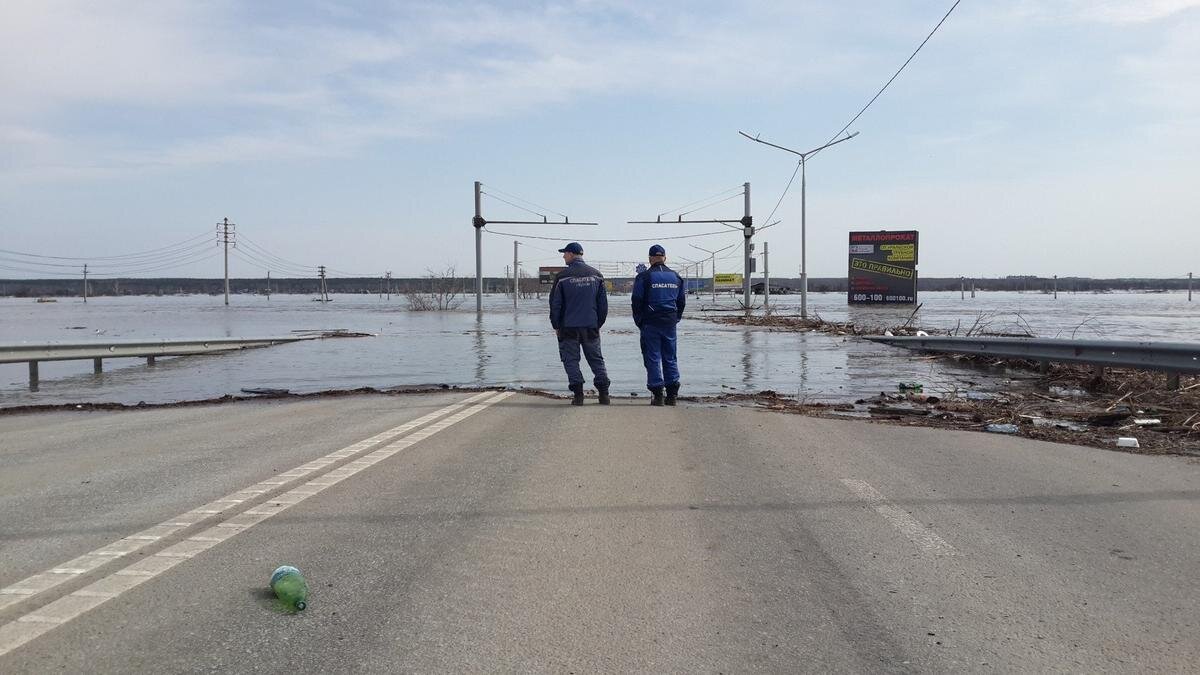 Наводнение в Кургане идет на убыль, город готовится к пожарам. Репортаж с  правого берега Тобола, из-за полицейского оцепления | Куда идём? | Дзен