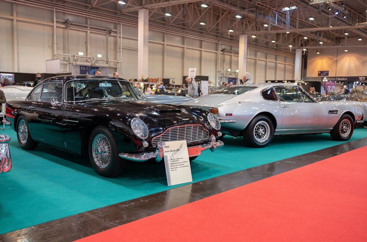    Конечно, нам было интересно не только поглазеть на редкости, но и послушать специалистов, для которых винтажные автомобили — это в первую очередь бизнес, а не только увлечение. Мы расспросили завсегдатая выставки Александра Швана — он руководит фирмой Carblast, занимающейся реставрацией кузовов. Вот что он рассказал: «Удивительно, как много машин по ценам свыше 300 тысяч евро было продано в этом году. «Итальянцы» 60-90-х годов выпуска, спортивные Астон Мартины выше полумиллиона...»   
[Aston Workshop](https://aston.co.uk/)