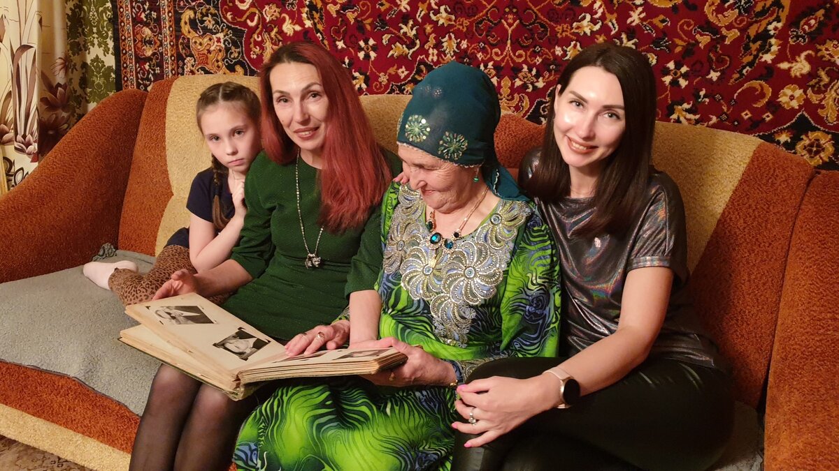 Четыре поколения: мама, дочь, внучка и правнучка