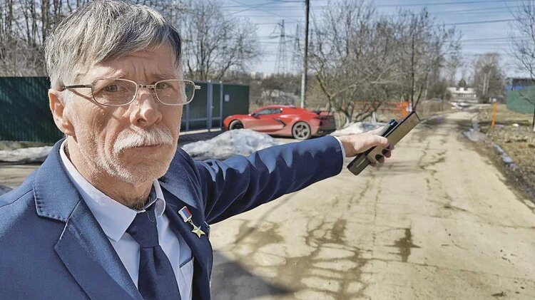 Герой России, знаменитый ученый Евгений Черняев показывает, где на него напал тракторист.  Фото: Александр РОГОЗА