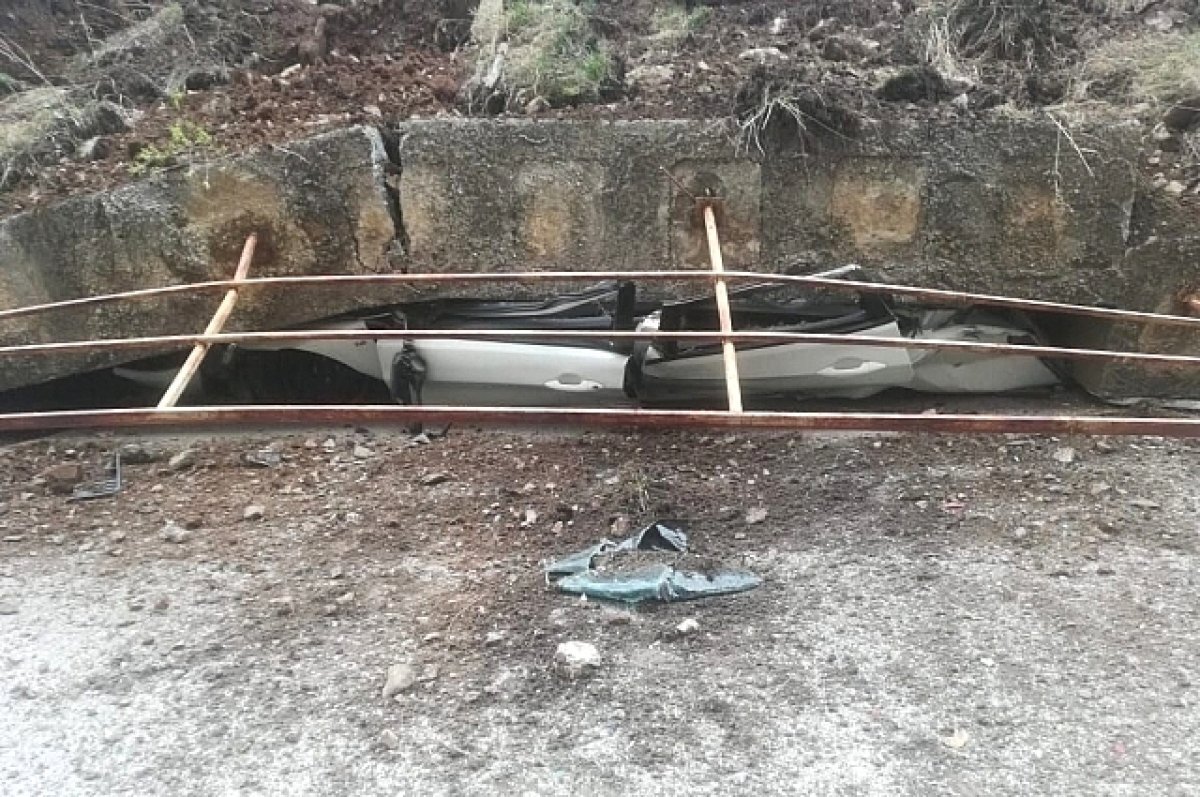    Стена рухнула и раздавила автомобиль в Березовском