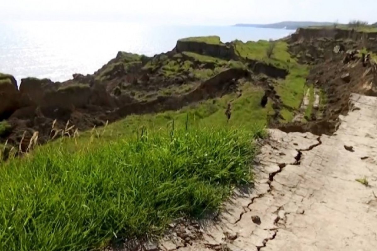    В Темрюкском районе мощный оползень разрушил часть берега