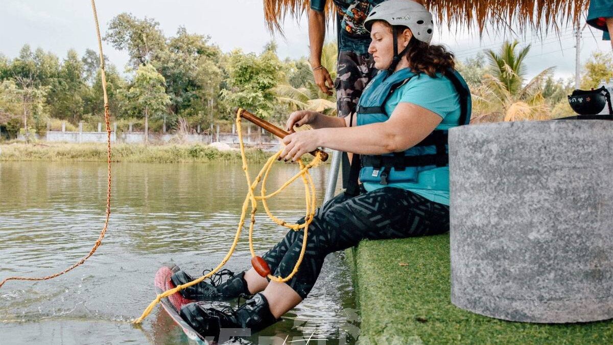 В Phuket Wake Park есть реверсивная лебёдка, помогающая начинающим спортсменам держаться на воде