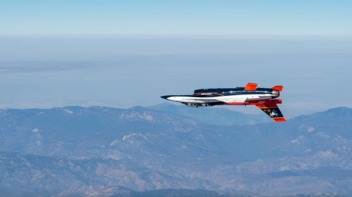 Vista X-62A - учебно-тренировочный самолет ВВС США. Теперь он впервые совершил учебно-боевой полёт против настоящих пилотов. Здесь машину можно увидеть во время первого полёта с искусственным интеллектом - в перевёрнутом виде © ВВС США / PR
