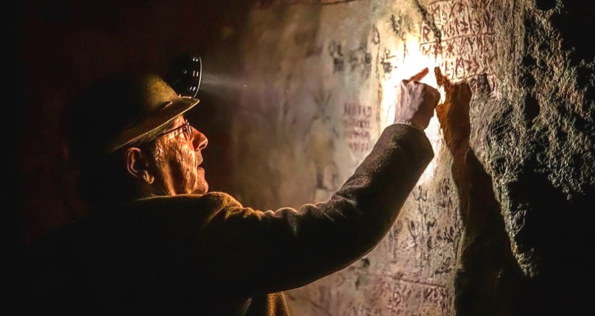 - А вот и указатель точного направления! Сейчас расшифрую... Эйч... Эй... Икс... Игрек... Этот странный символ с галочкой не знаю... 