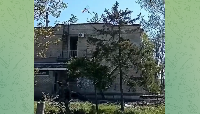 Российский флаг над администрацией. 