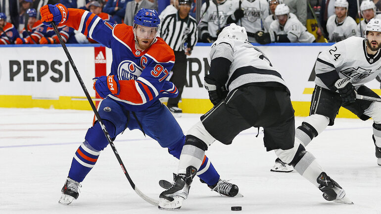    Нападающий «Эдмонтона» Коннор Макдэвид (слева) сделал пять голевых передач в матче плей-офф НХЛ с «Лос-Анджелес» (7:4). USA Today Sports