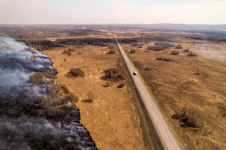    В случае выхода ситуации из-под контроля к тушению подключаются региональные силы. Фото Андрея Заржецкого.
