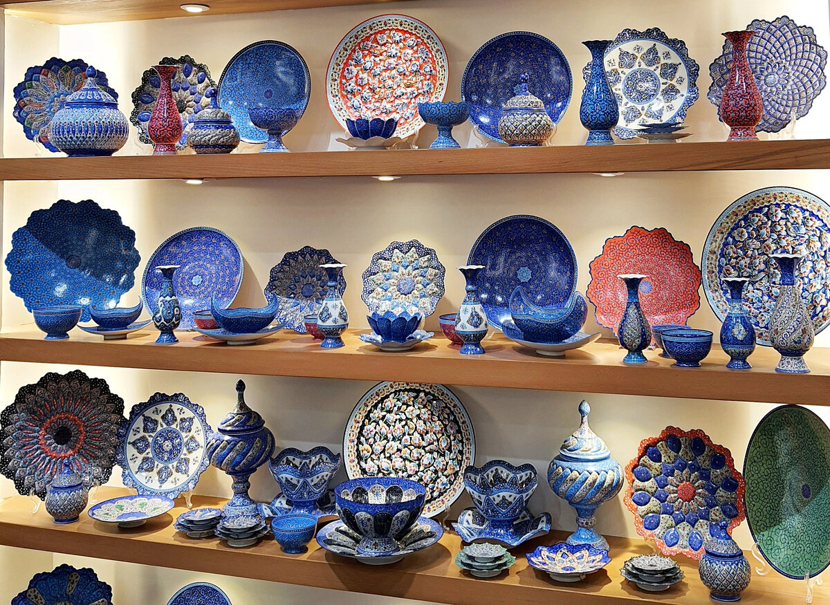 Исфахан. Разнообразные изделия в технике минакари в магазине-мастерской