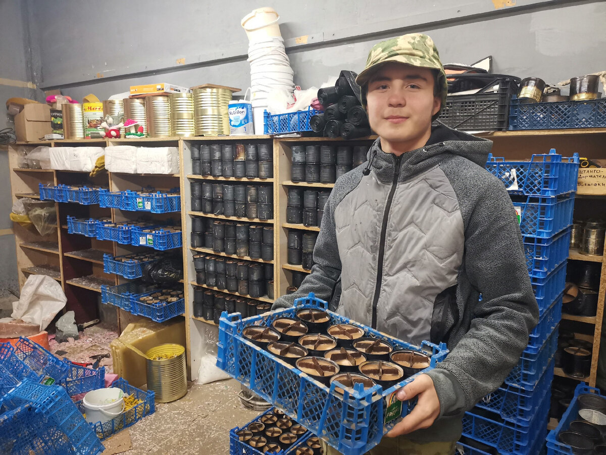 У волонтёра нет возрастного ценза. И наши сегодняшние мальчишки  и девчонки ни в чём не уступают своим дедушкам и бабушкам, отдававшим все силы трудовому фpoHTy в тылу в годы ВОВ. 
  В следующий раз, когда кто-то начнёт жаловаться не бездушную современную молодёжь, просто покажите ему это фото. 