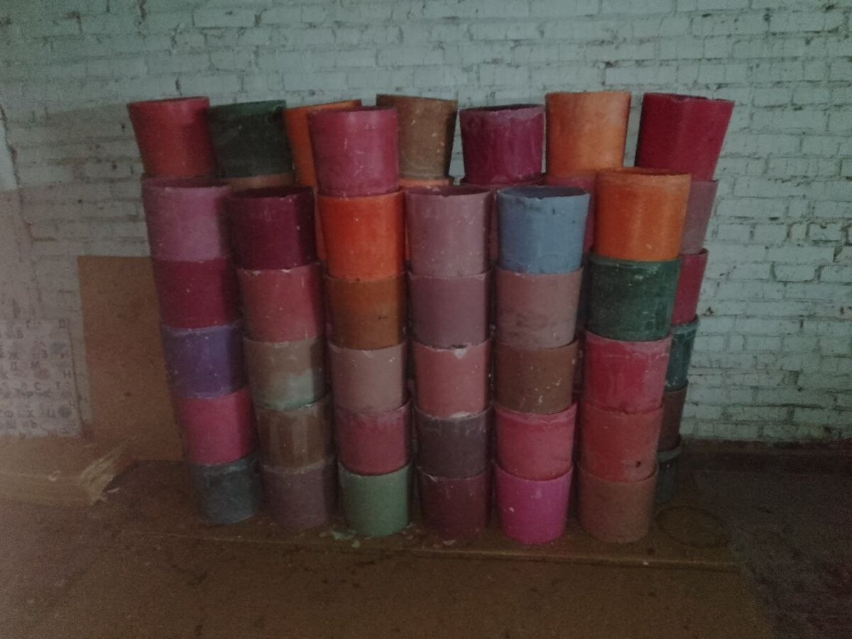 Технологические остатки свечных заводов. Да, это тот же самый парафин, только загрязнённый песком, мусором и - что гораздо хуже - водой. Прежде, чем из него сделают окопные свечи, волонтёры парафин переплавят, очистят,и выпарят из него воду. 