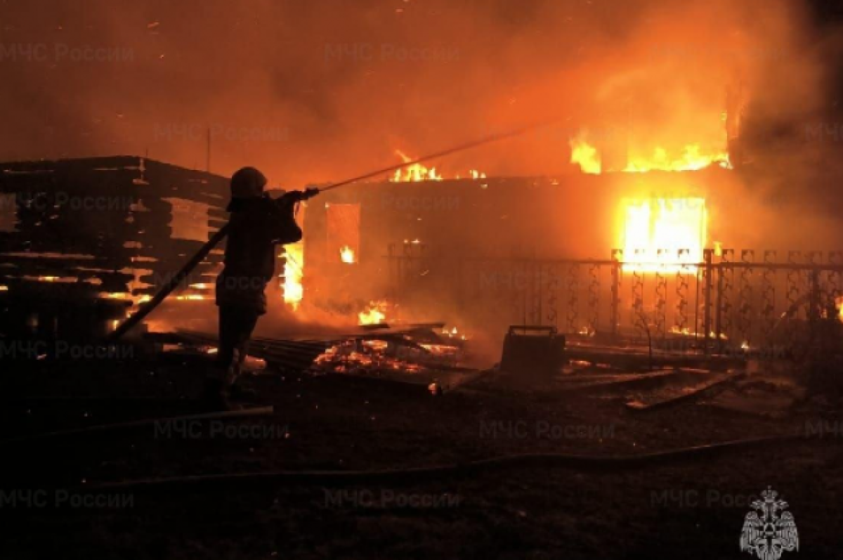    В Петербурге на Киевской улице в пожаре пострадали трое рабочих