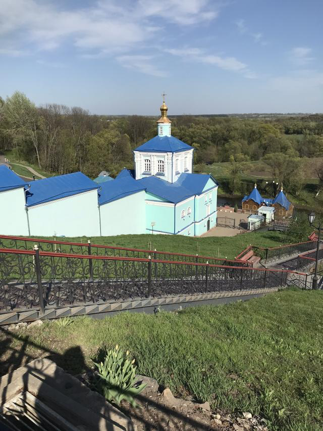 Спуск к родникам и купальням