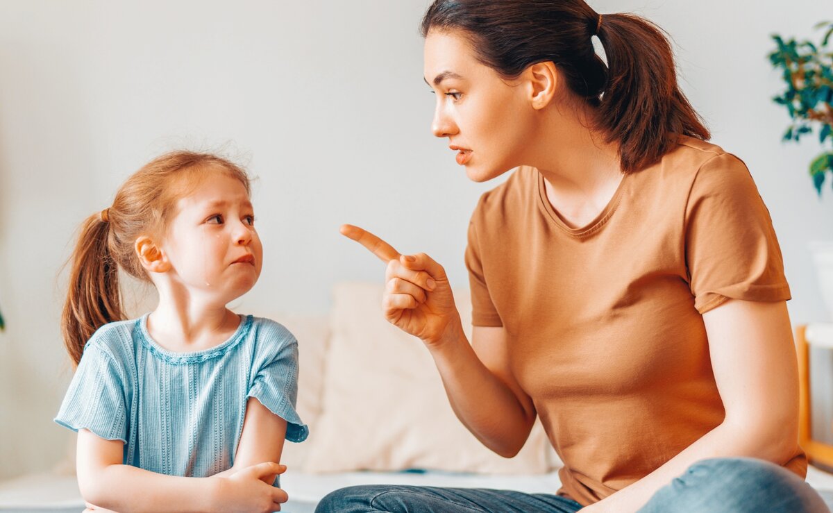 Родители наказывают детей. Строгие родители. Ребенок злится на родителей. Мама наказывает ребенка.