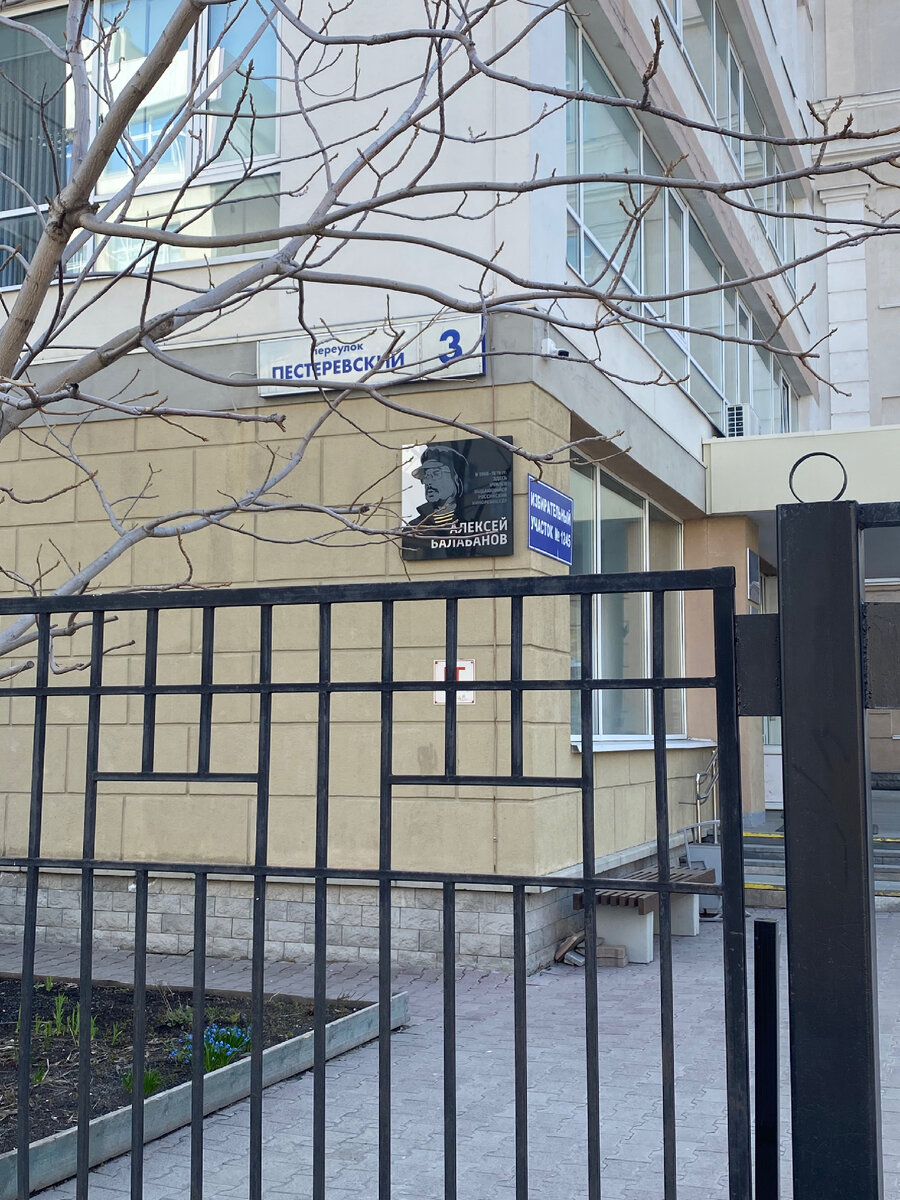 Проходила мимо школы, где учился Балабанов. Режиссур фильмов Брат, Жмурки, Груз 200