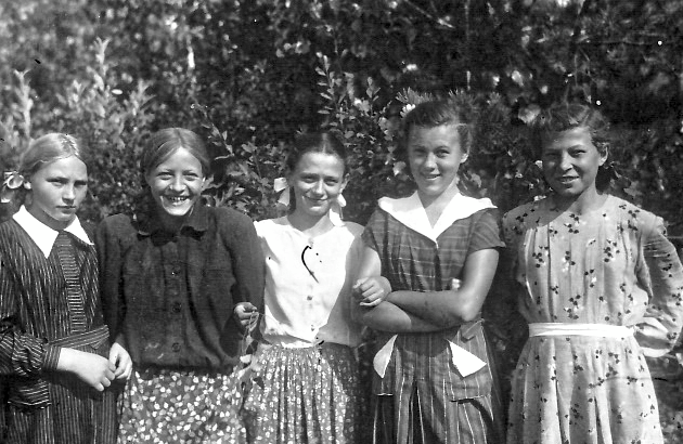 Наряду с простотой в одежде,1950-ые выделяются разнообразием стилей. Фото из личного архива автора.
