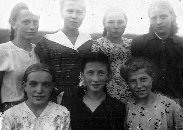 Здесь каждая барышня - индивидуальность! Фото 1950-ых из личного архива автора.