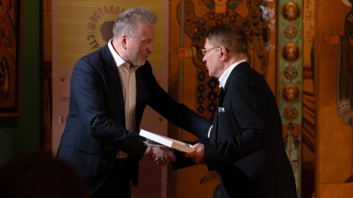 Президент Союза композиторов Евразии Андрей Батурин вручает благодарность Олегу Иванову