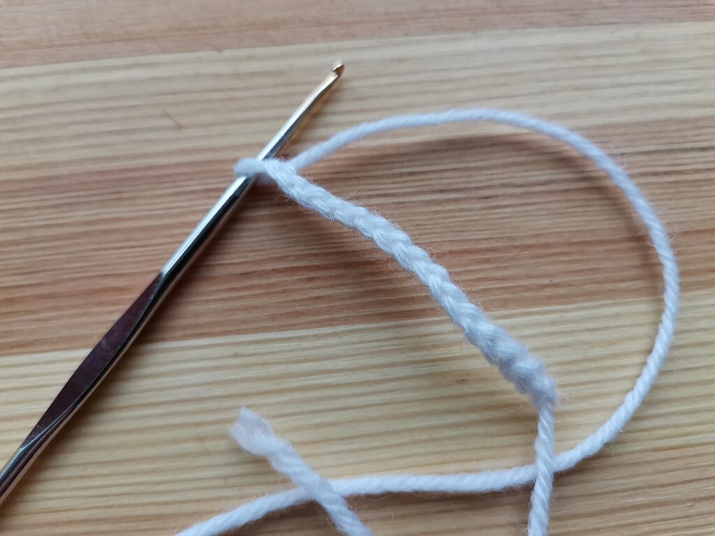 На светлых нитках видны все петельки.