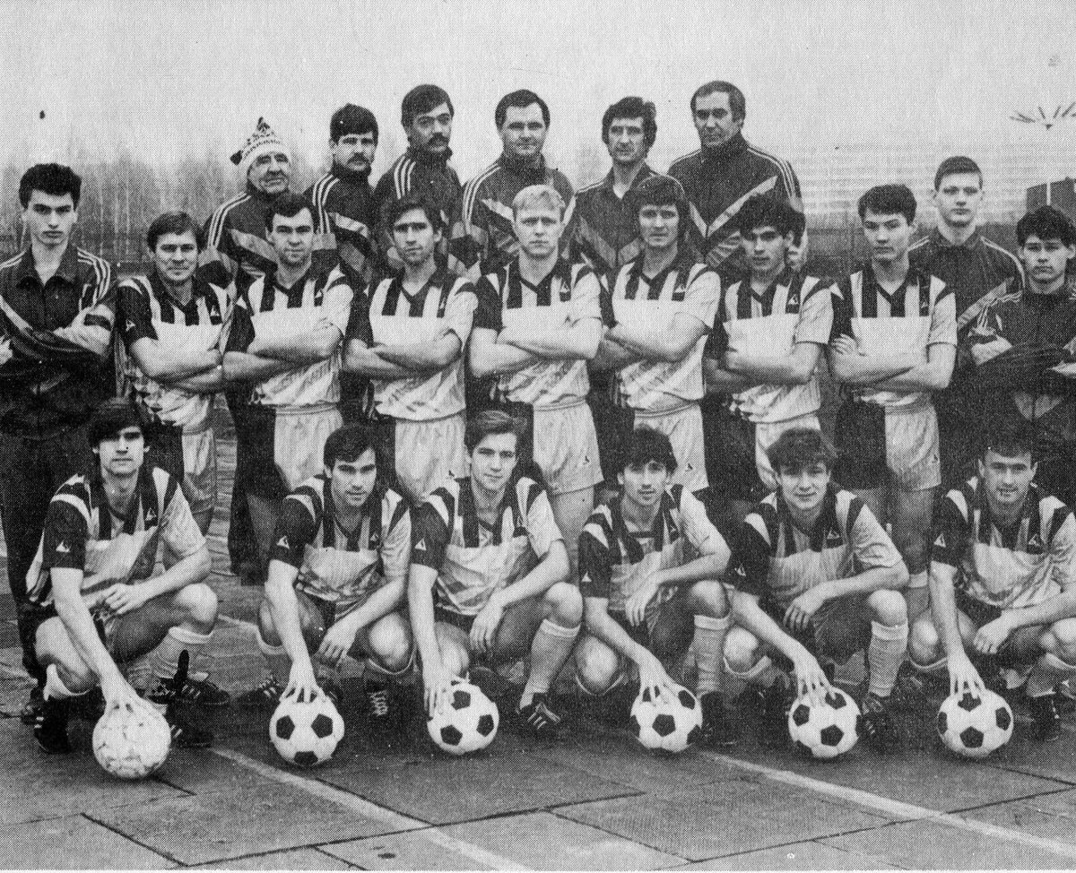 Футбольный клуб «КАМАЗ» образца 1990 г. На фото: сидят: Владимир Клонцак, Дмитрий Смирнов, Николай Гутарёв, Павел Куракин, Евгений Ефремов, Иван Винников; второй ряд: Тахир Разаков, Юрий кузнецов, Владимир Барышев, Александр Ранюк, Эдуард Югрин, Николай Вавилов, Роберт Евдокимов, Павел Тараканов, Александр Митрохин, а также Василий Иванович Четверик, Николай Четверик, Серажутдин Нестеров, Валерий Васильевич Четверик, Иван Буталий, Ренит Зиганшин.