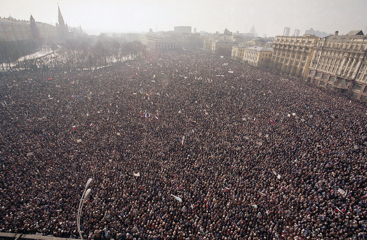«Самый массовый антиправительственный митинг в истории – 22-24 февраля 1991 года в городе Москва»: 1,5 млн. на Манежной площади