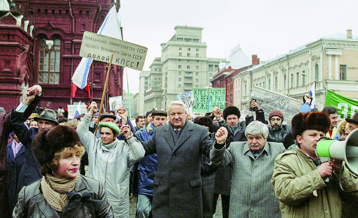 Самый массовый выход граждан в истории – 22-24 февраля 1991 года в городе  Москва»: 1,5 млн. на Манежной площади | Культурный код | Дзен