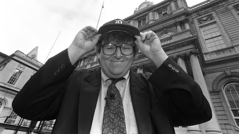    Майкл Мур родился в 1954 году в пригороде Флинта — Дэвисоне (штат Мичиган) в семье рабочих. Его отец и дед работали на заводе крупнейшего работодателя в этом регионе — компании General Motors. До 14 лет Майкл посещал приходскую школу, а затем поступил в среднюю школу Дэвисона. Активно занимался студенческим самоуправлением Catherine McGann / Getty Images