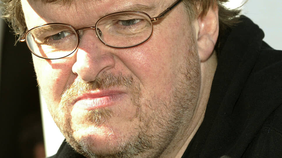    Уже в юношеские года Майкл Мур стал активным борцом за гражданские права. Он выступал против авторитарного стиля директора своей школы, необоснованной строгости правил и в результате добился увольнения директора. Также Мур попытался присвоить начальной школе имя борца за права чернокожих Мартина Лютера Кинга в округе, который на 99% состоял из белых Molly Riley MR / Reuters