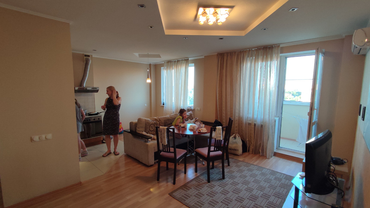 Квартира в первые пару часов после заселения. Выглядит не так симпатично, как на первом фото