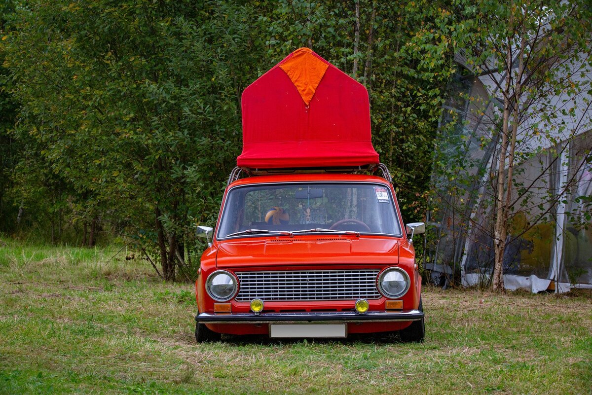    С владельцем этой «Копейки» мы познакомились на фестивале «Кастом Weekend», куда он приехал из Костромы, а это почти 400 километров пути в одну сторону. Не обратить внимания на машину было невозможно — ярко-красные «Жигули» с настоящей советской палаткой на крыше, причем под цвет кузова.