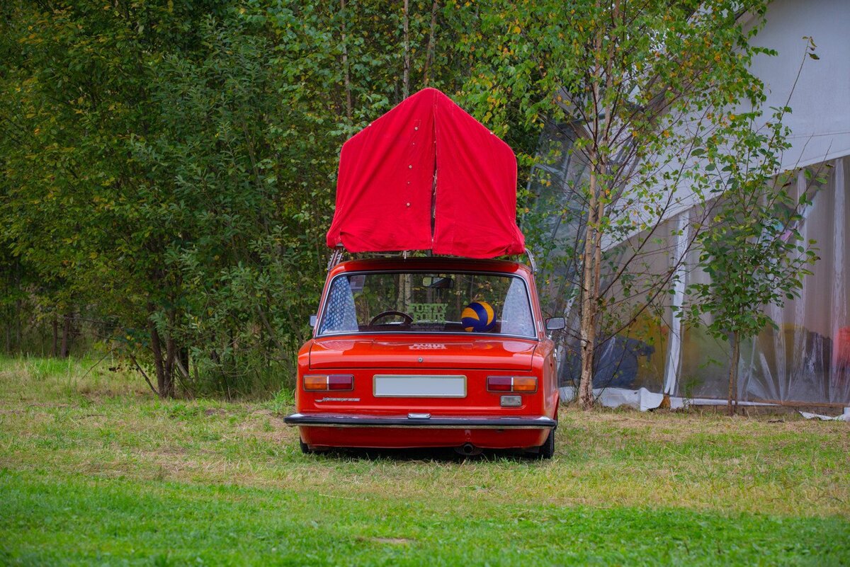    Машина долго стояла без движения, поэтому владелец сразу же перебрал всю подвеску, рулевой редуктор и маятник, сделал базовую «капиталку» мотора и поменял мятую водительскую дверь.