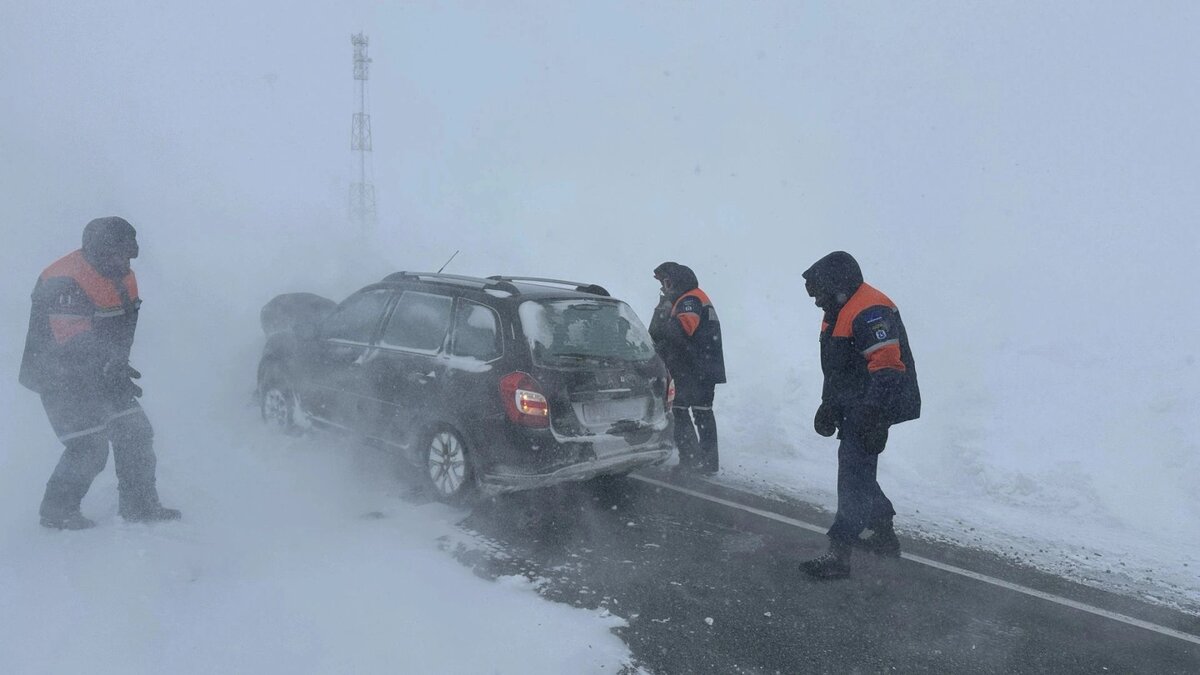 Застрявшие в снегу автомобили эвакуировали с трассы Салехард — Надым |  Время Новостей | Дзен