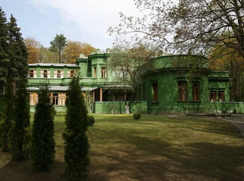 Территория и само здание дачи