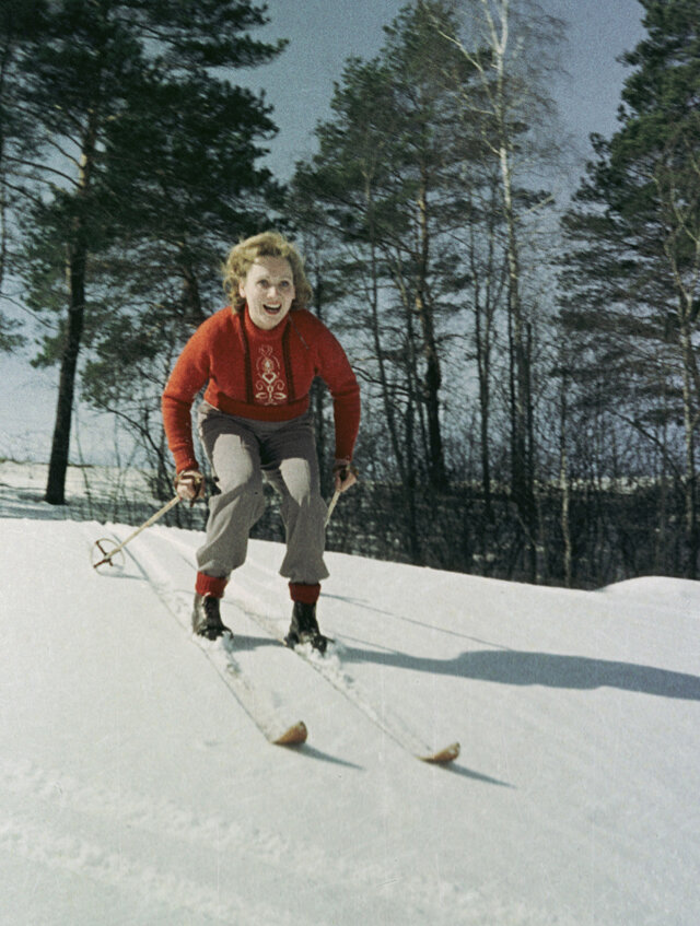 Лидия Смирнова на лыжной прогулке, 1958 год