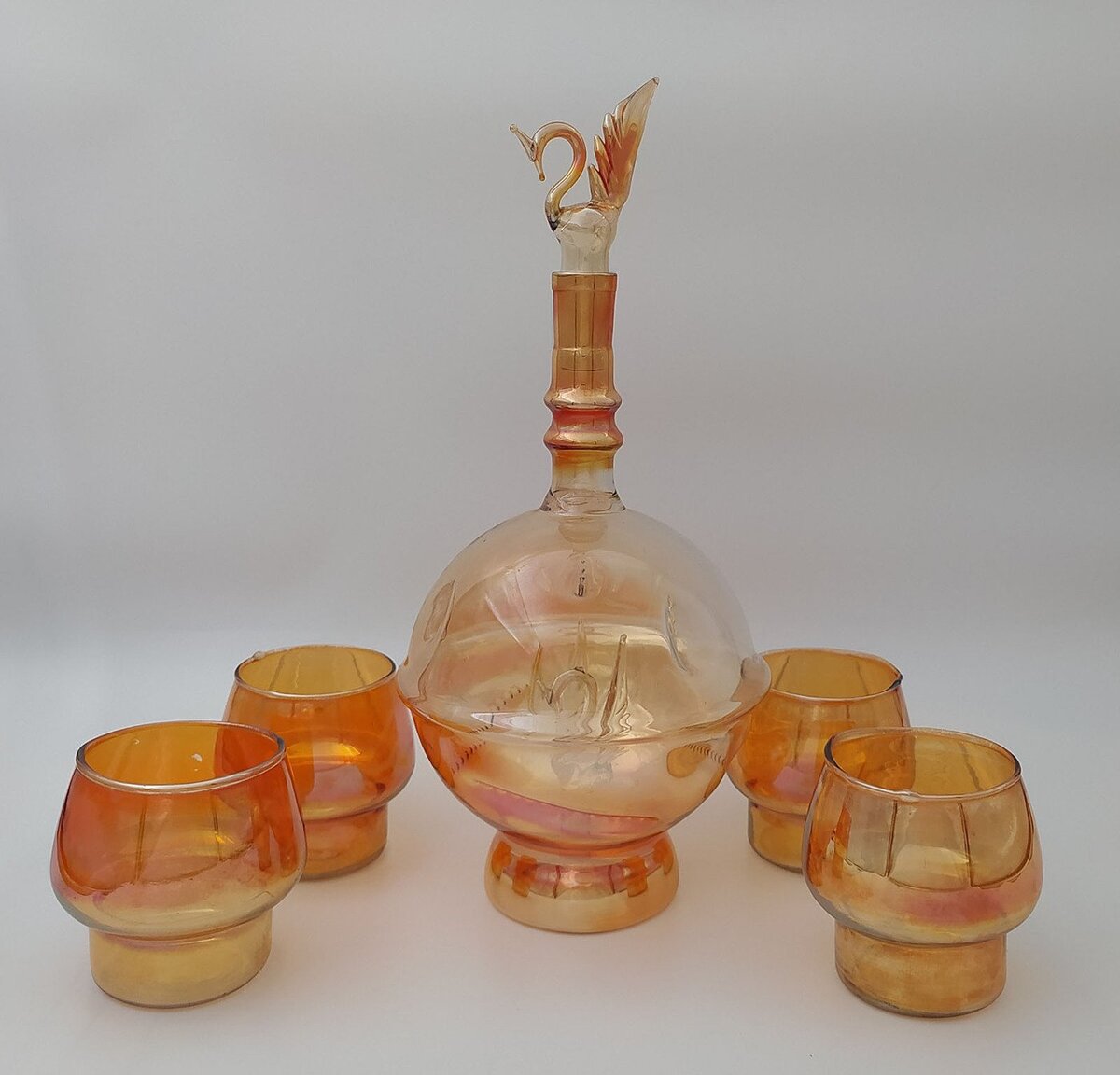 Нашла похожий. Если приглядеться, лебедя можно рассмотреть. Фото из открытых источников