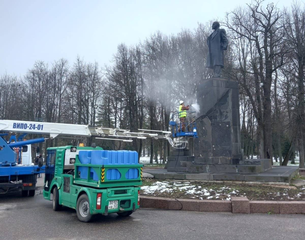 В Великом Новгороде памятнику Ленину устроили водные процедуры |  Новгородские Ведомости | Дзен