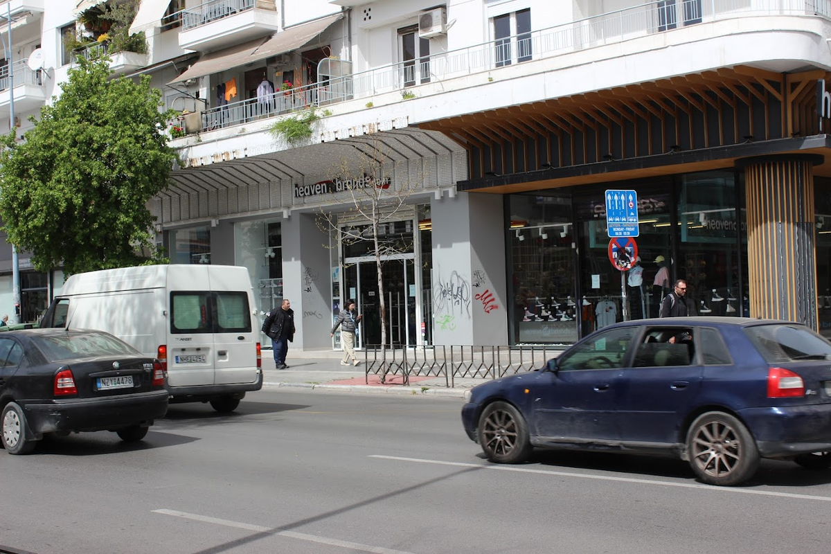 Просто улица в Салониках. Достаточно характерная архитектура жилых домов, навесы-маркизы, кондиционеры на фасадах, балкончики. 2 апреля в Салониках было очень жарко, я успела даже слегла обгореть, пришлось покупать в аптеке крем после солнечных ожогов :) . Фото Салоник - из личного архива автора.