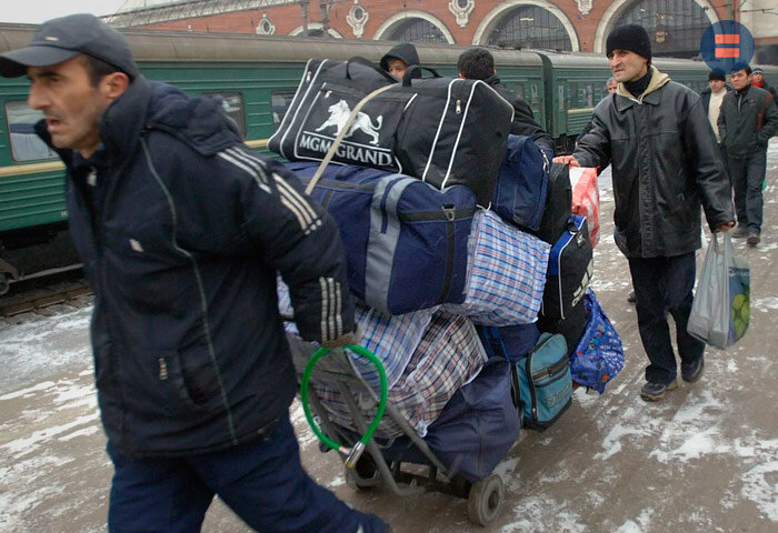 Отток мигрантов приведет к росту зарплат россиян, заявляет эксперт