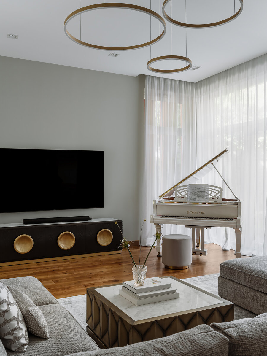 ТВ-ТУМБА COLLINS ОТ THEODORE ALEXANDER, ЖУРНАЛЬНЫЙ СТОЛИК PRECIOSA ОТ THAT’S LIVING