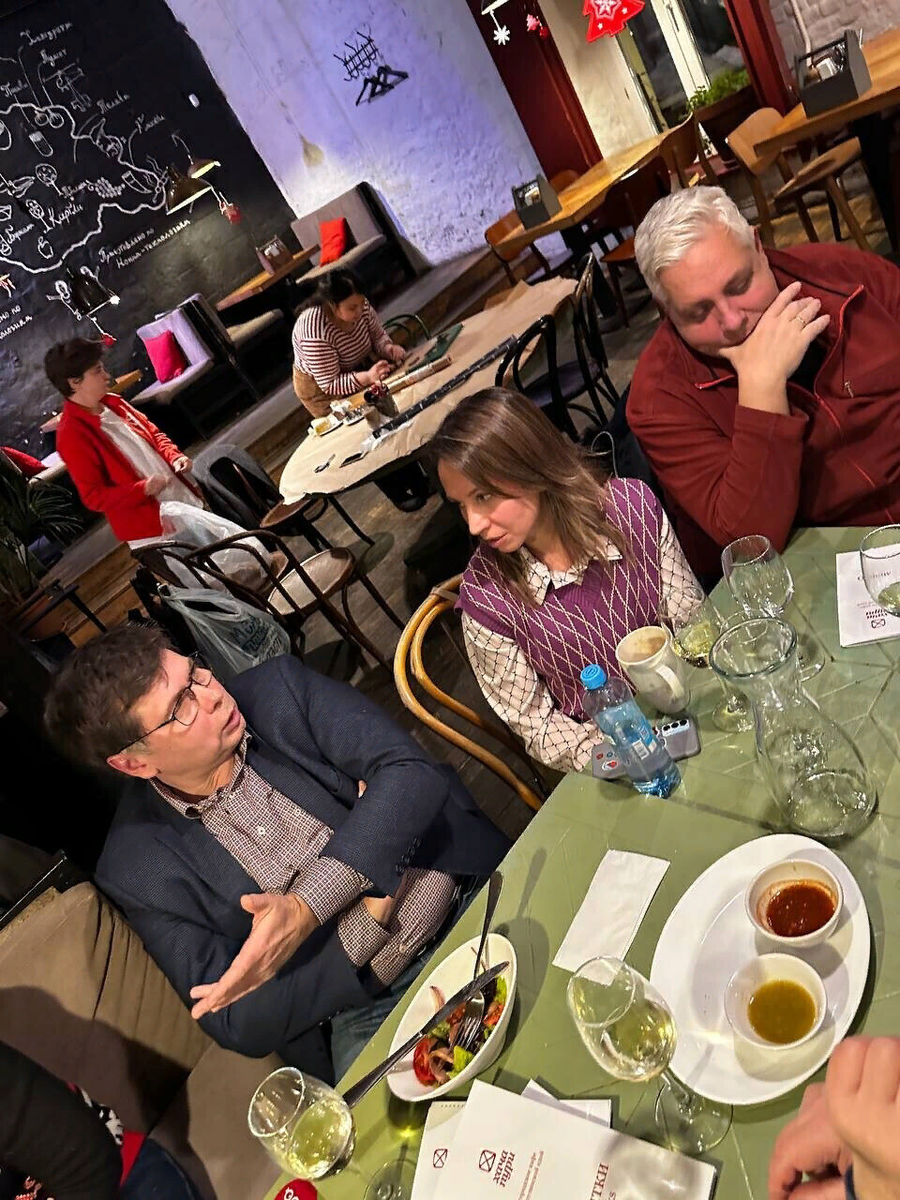 Здесь у фото немного причудливый ракурс, но на нём есть Максим. Он как раз что-то нам рассказывает. Это была встреча с читателями и друзьями в конце прошлого года по поводу выхода моего сборника стихов.