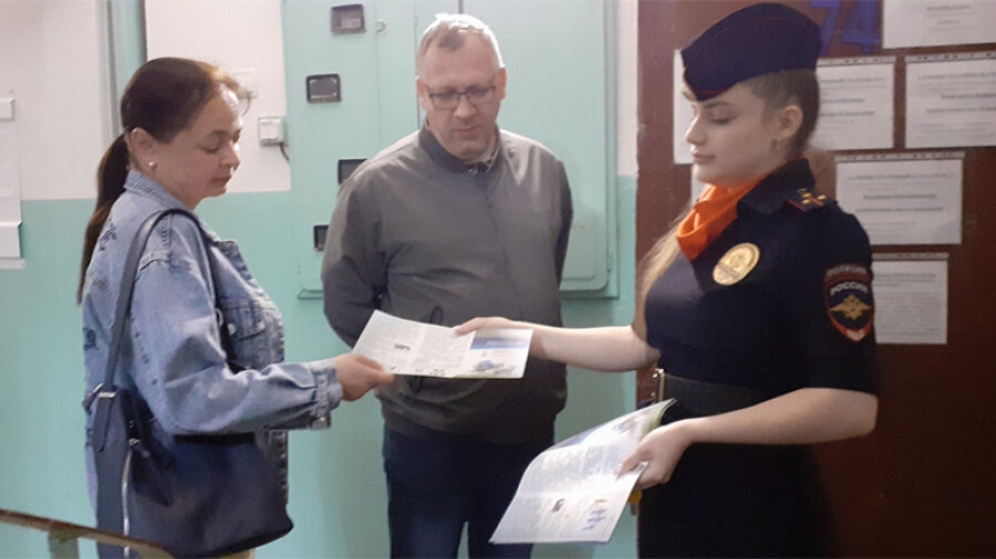 ▲ Обнинские полицейские регулярно раздают памятки о профилактике мошенничества