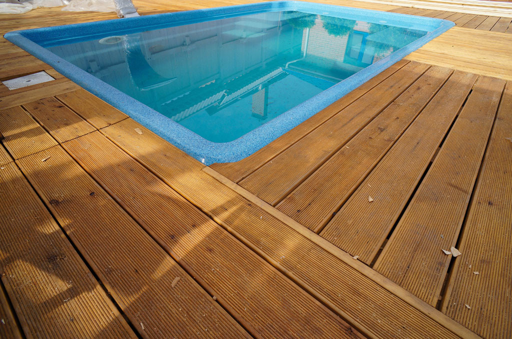 Террасная доска подходит даже для зоны с бассейном 