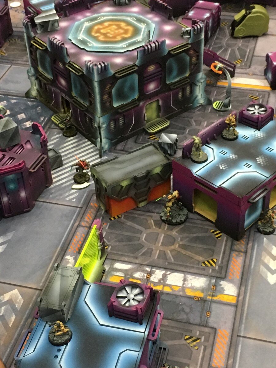 "Террейн для Infinity the game, который я встретил в одном из игровых клубов Москвы. Видно, что игроки используют его не только в горизонтальном. но и в вертикальном направлении."